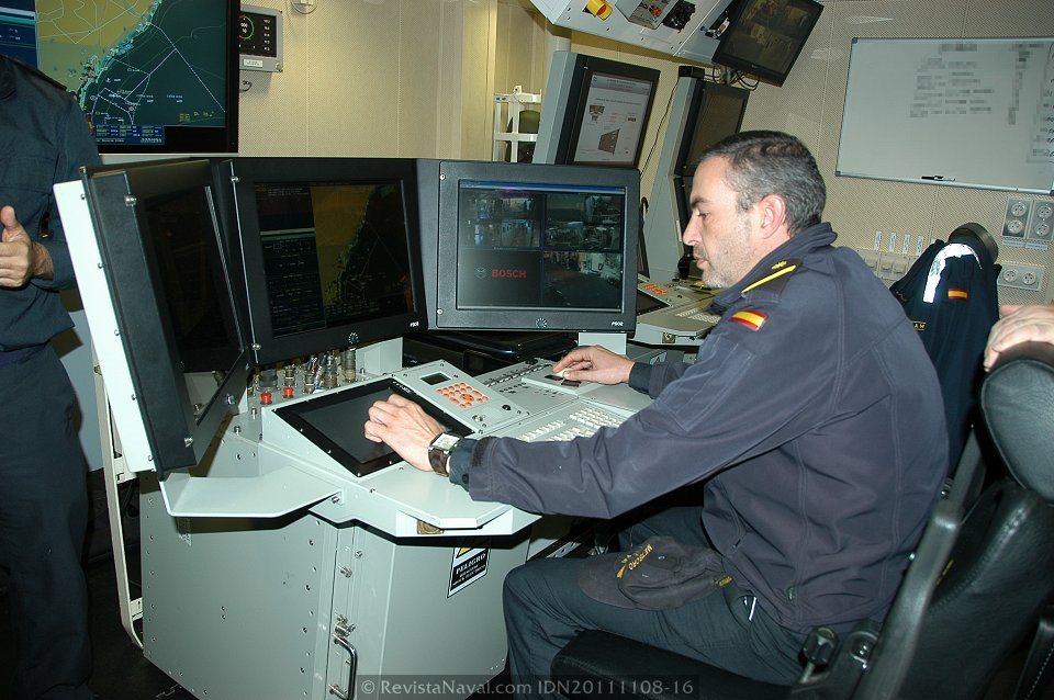 Vista del Centro de Información y Combate (CIC) del «Meteoro». Los BAM están equipados con el sistema de combate SCOMBA (Foto: Javier Sánchez García/Revista Naval)