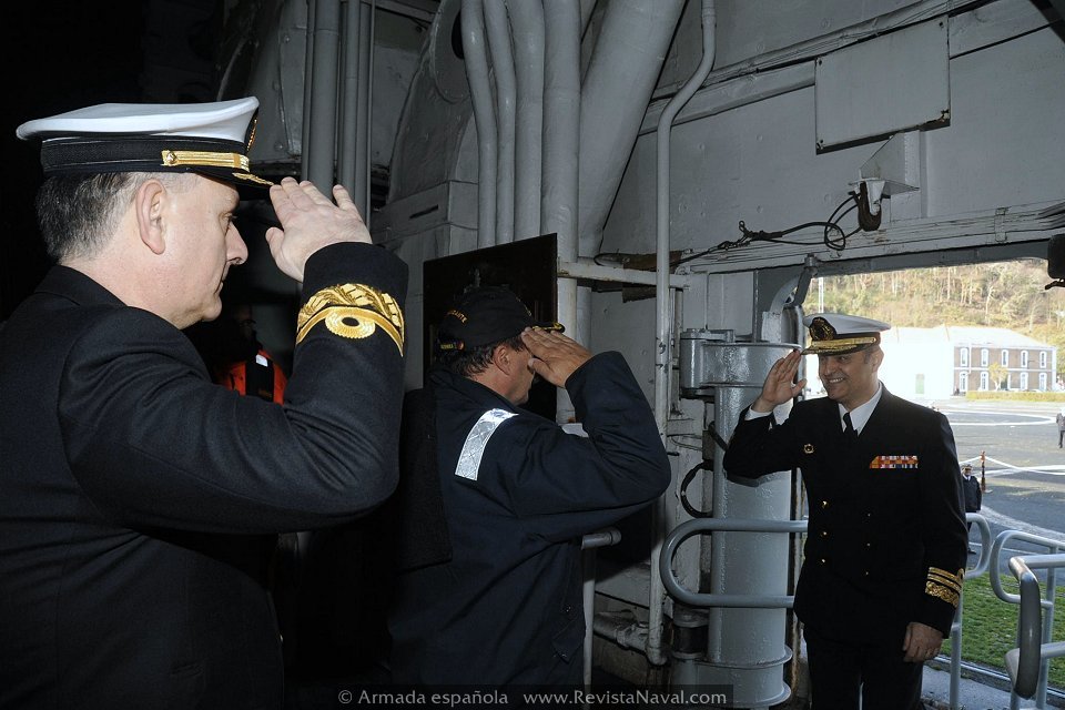 Una vez atracados, el comandante del buque recibe a bordo al almirante del Arsenal de Ferrol (Foto: Armada española)