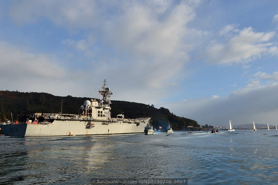 El R-11 «Príncipe de Asturias» se encuentra de vuelta encontrada con una formación de buques de la Escuela de Maniobra (Foto: Xoán Porto/Revista Naval)