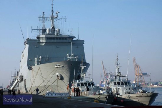 15 de enero de 2004. El buque de asalto anfibio «Galicia» aguarda el momento de la partida acompañado por los patrulleros P-81 «Toralla», P-82 «Formentor» y P75 «Descubierta» (Foto: Lapenu)