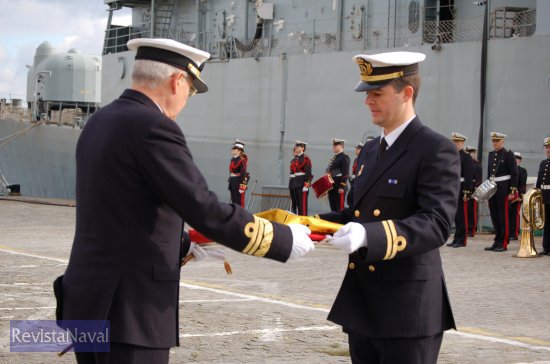  El último comandante del buque hace entrega de la enseña nacional al almirante Jefe del Arsenal de Ferrol (Foto: Fernando Rivera/Revista Naval)