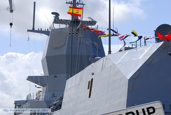 
Verificada la aceptación del buque, se procedió a arriar la enseña española del pico para izar la bandera noruega (Foto: Fernando Rivera/Revista Naval)