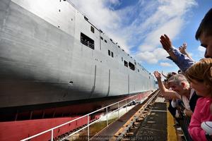 Numeroso público aplaude el descenso del buque (Foto: Xoán Porto / Revista Naval)