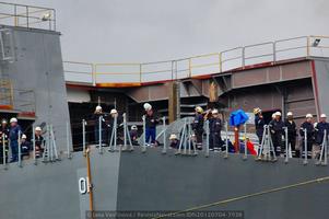 Operarios de Navantia en la popa del buque durante las maniobras a flote (Foto: Jana Vavřínová / Revista Naval)