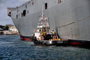 Remolcador «F. Sullá» abarloado al «Adelaide»(Foto: Alén Porto Figueroa / Revista Naval)