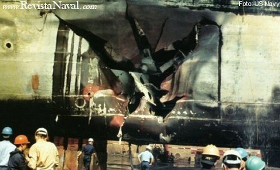 Efectos de la explosión de una mina iraquí en el USS Tripoli