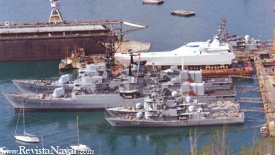 Dos fragatas y cuatro corbetas de construcción italiana descansan apaciblemente en el astillero de Fincantieri en Trieste, a la espera de conocer su, por entonces, incierto destino