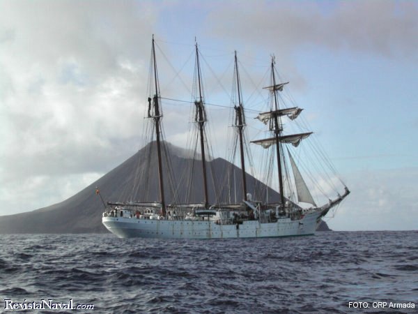 El Buque Escuela Juan Sebastián de Elcano navegando a dos millas al Noroeste del Farallón de Pájaros, que es la isla más al Norte de las Marianas, durante la travesía de Hawaii a Japón (fuente: ORP Armada).
